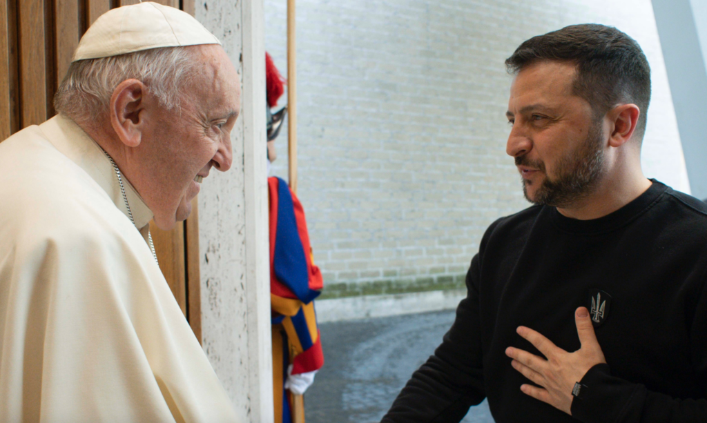 Líderes mundiais prestam homenagens ao papa Francisco