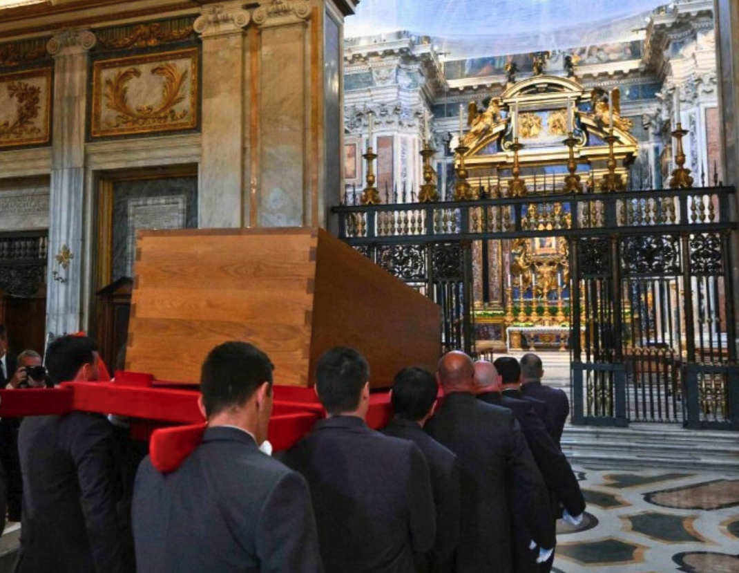 Corpo de Francisco é sepultado na Basílica de Santa Maria Maggiore