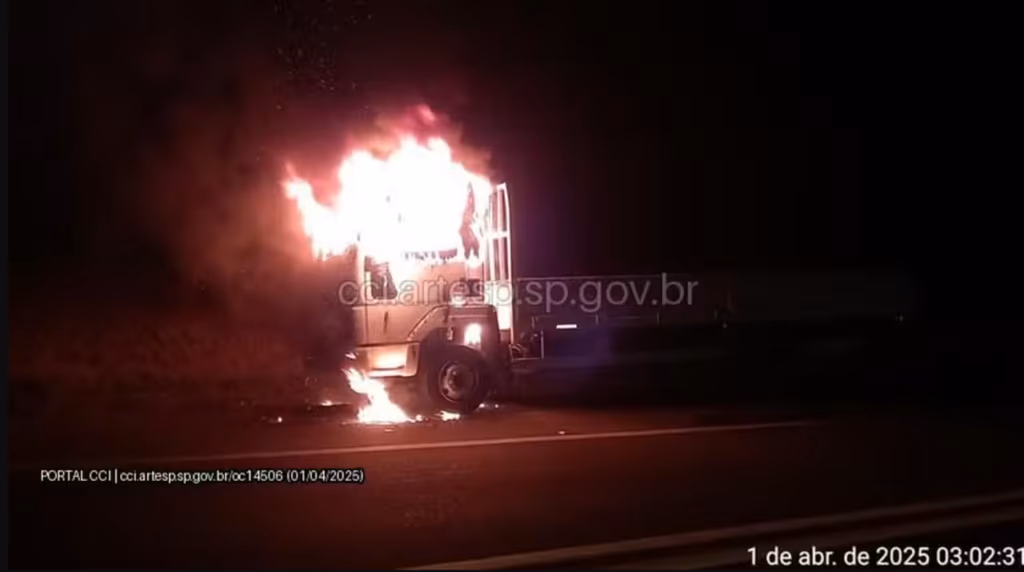 Caminhão pega fogo na Rodovia Castello Branco