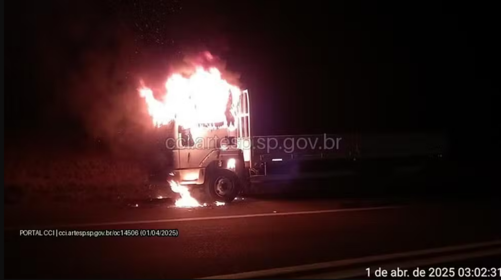 Caminhão pega fogo na Rodovia Castello Branco