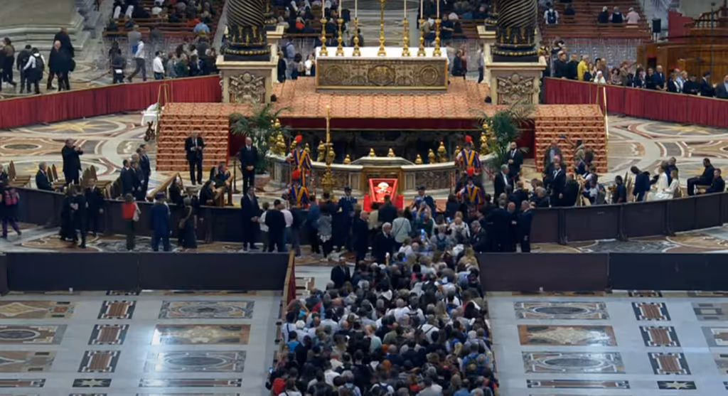 Cerca de 20 mil fiéis se despediram do papa no primeiro dia de velório