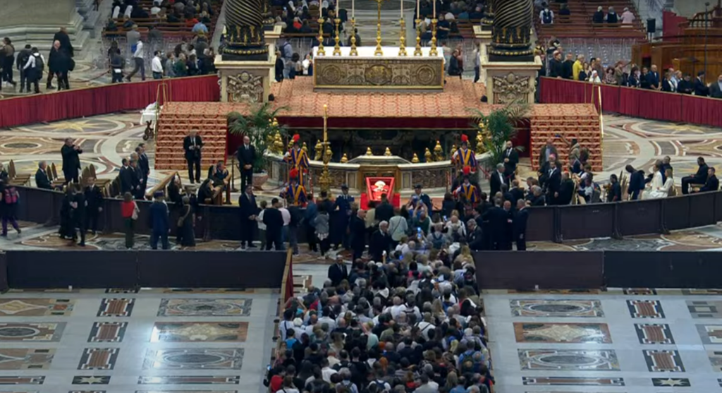 Cerca de 20 mil fiéis se despediram do papa no primeiro dia de velório