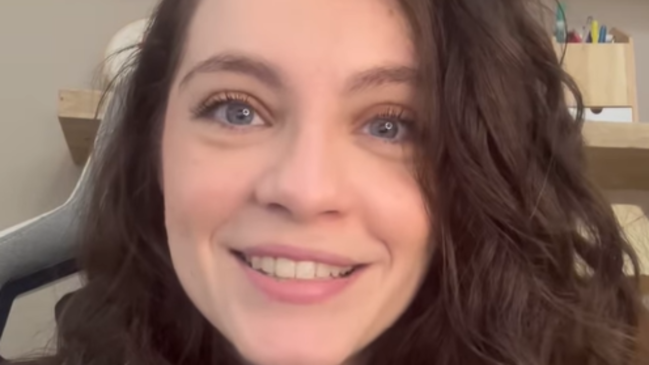 Ex-atriz mirim esclarece fake news de morte