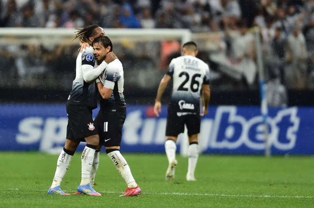 Corinthians arranca vitória heroica com um a menos e segue vivo na Sula