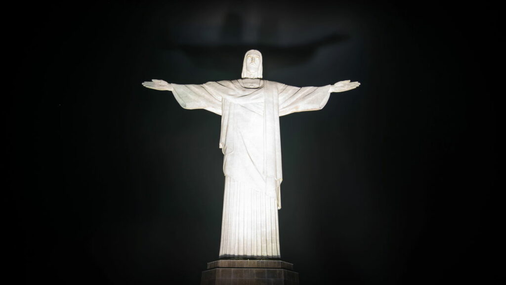 Cristo redentor é destruído por vândalos.