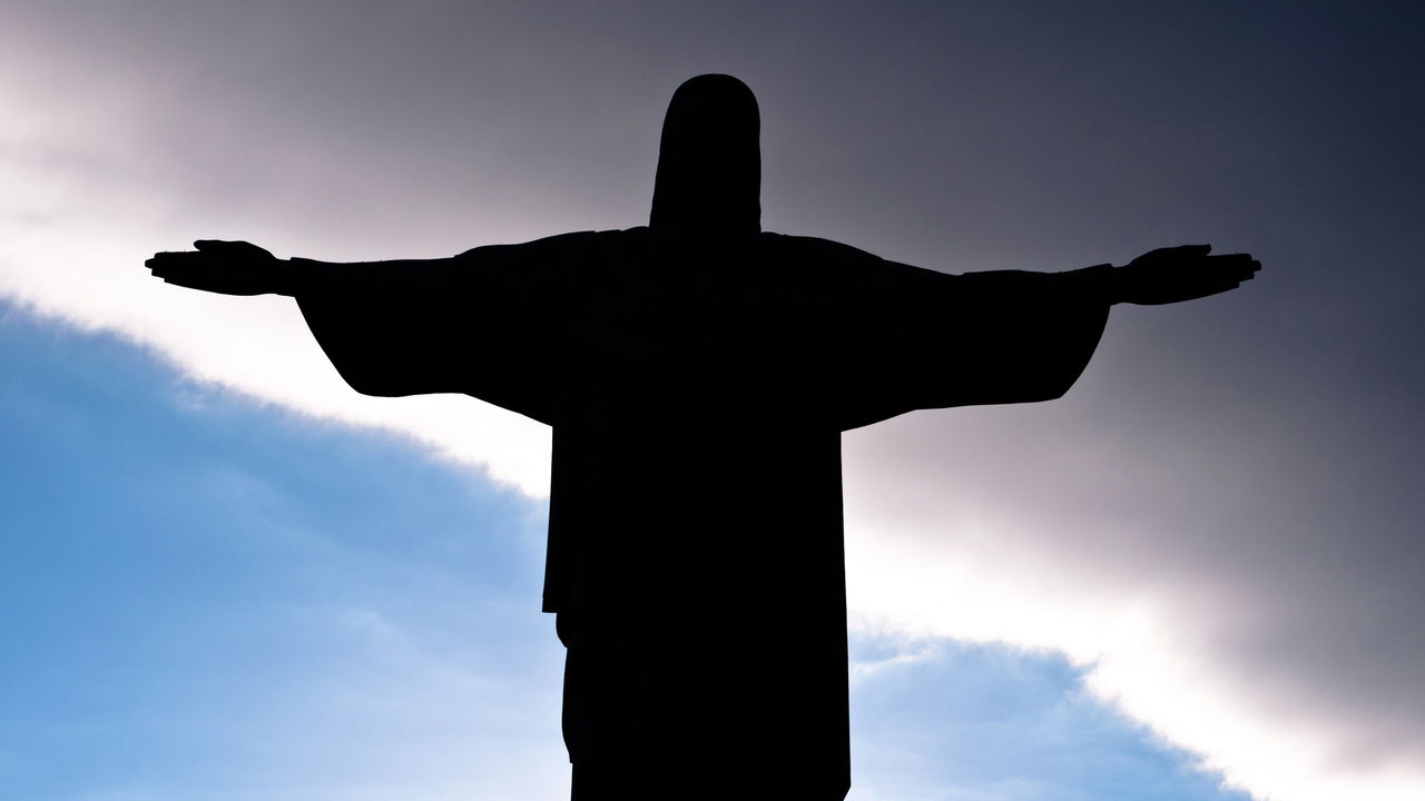 Cristo redentor é destruído por vândalos