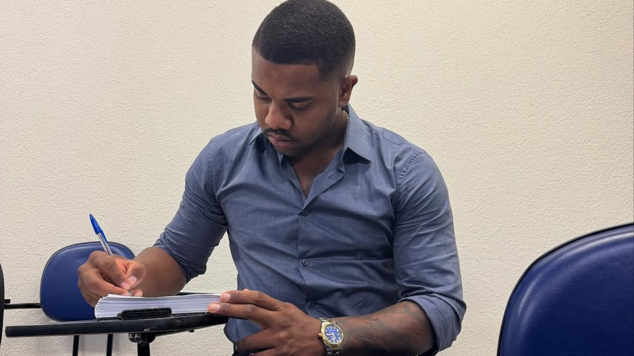 Ex-BBB Davi Brito anuncia que vai ser pai