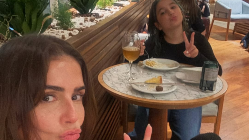 Deborah Secco comenta viagem com a filha para Roma