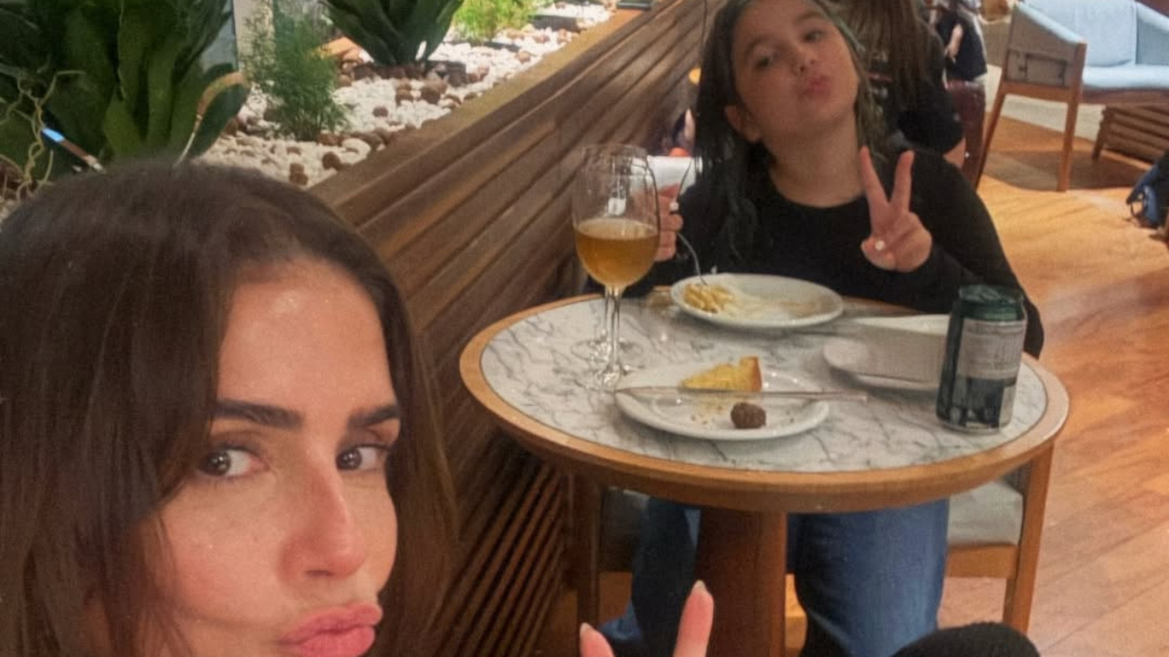 Deborah Secco comenta viagem com a filha para Roma