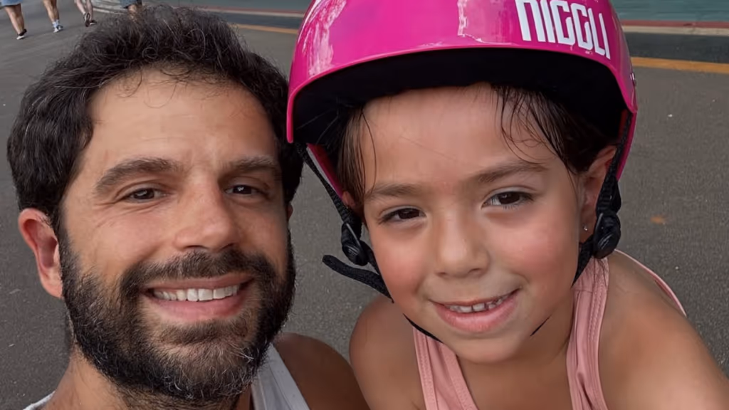 Duda Nagle diverte ao mostrar como ensinou a filha a andar de bicicleta