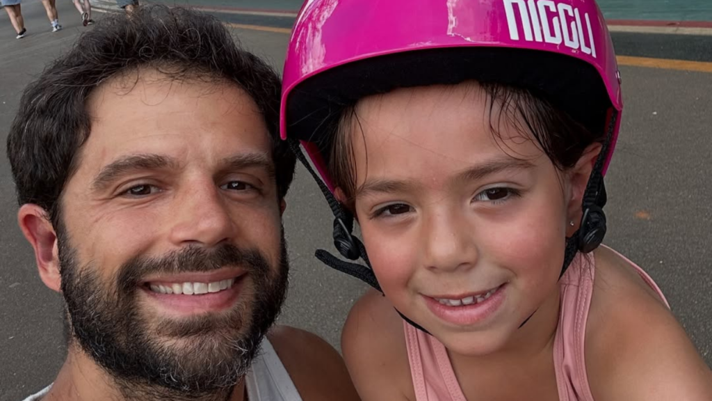 Duda Nagle diverte ao mostrar como ensinou a filha a andar de bicicleta