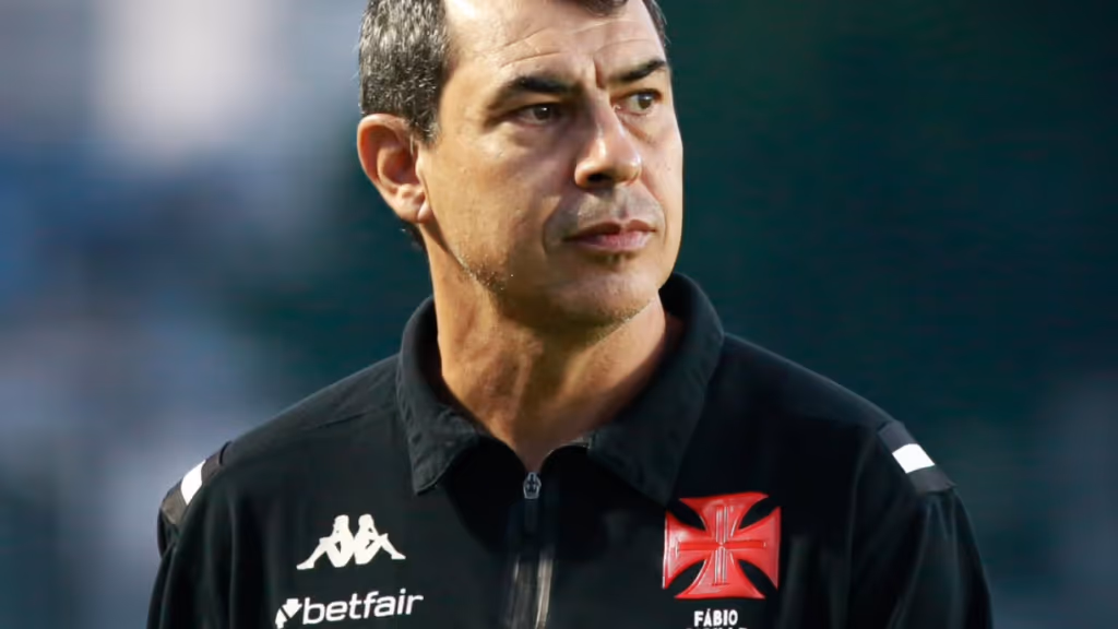 Vasco demite o técnico Fábio Carille após derrota para o Cruzeiro
