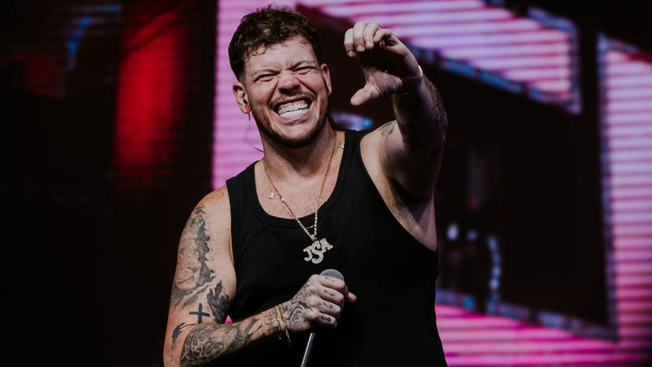 Cantor Ferrugem tem ônibus envolvido em acidente de carro