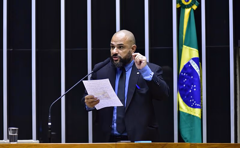 Carro de deputado federal é alvejado no Rio