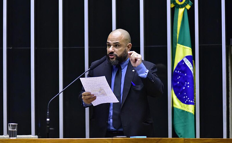 Carro de deputado federal é alvejado no Rio