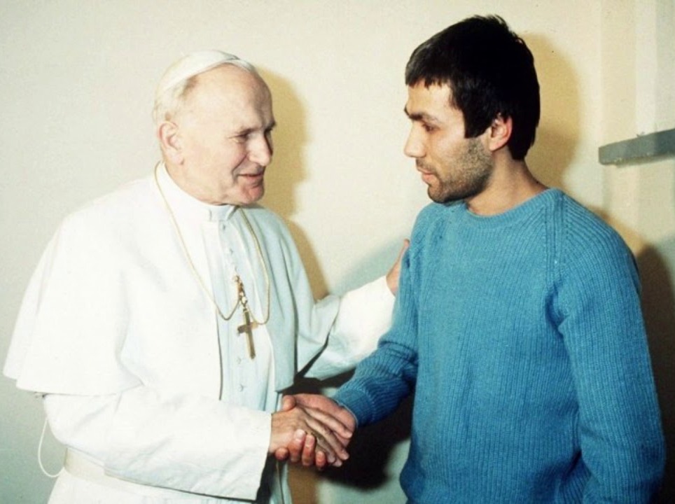 Homem que atirou em João Paulo II pede para ir a funeral de Francisco