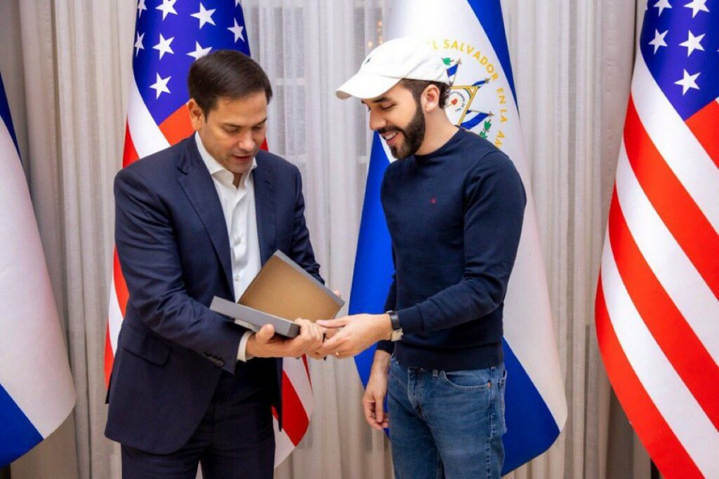 Crusoé: A “estrela dourada” de Trump para El Salvador