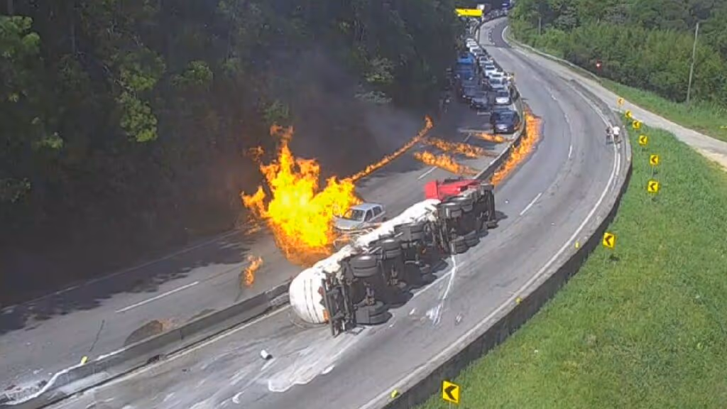 Caminhão tomba e provoca incêndio na BR-101