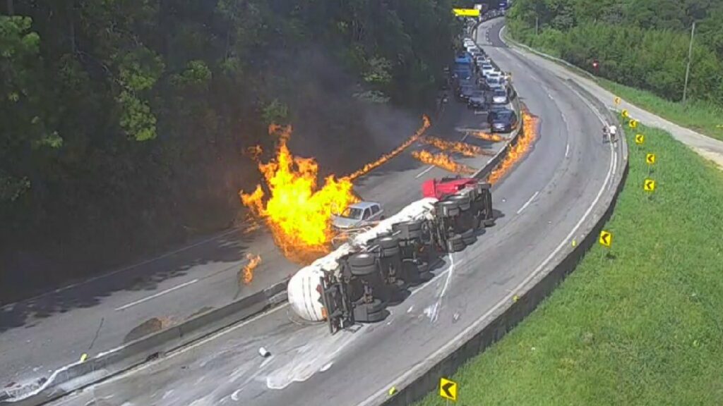 Caminhão tomba e provoca incêndio na BR-101