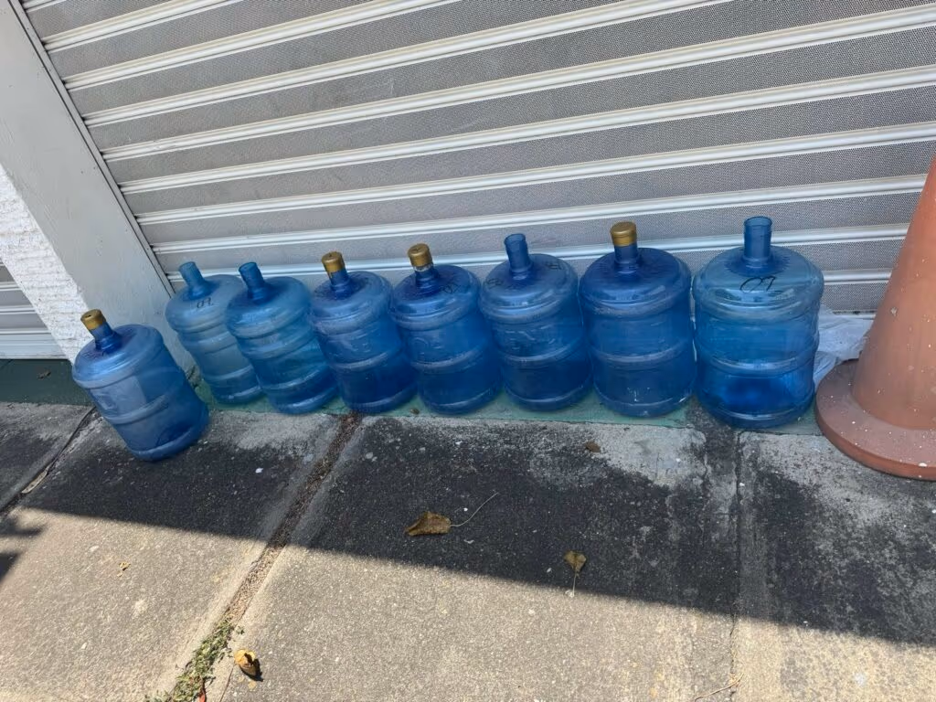 Crusoé: Opositor acusa Maduro de barrar entrada de água em embaixada