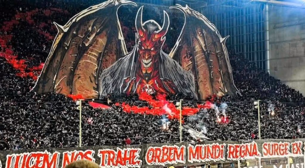 Torcida “Os Diabos Vermelhos” encena ritual satânico