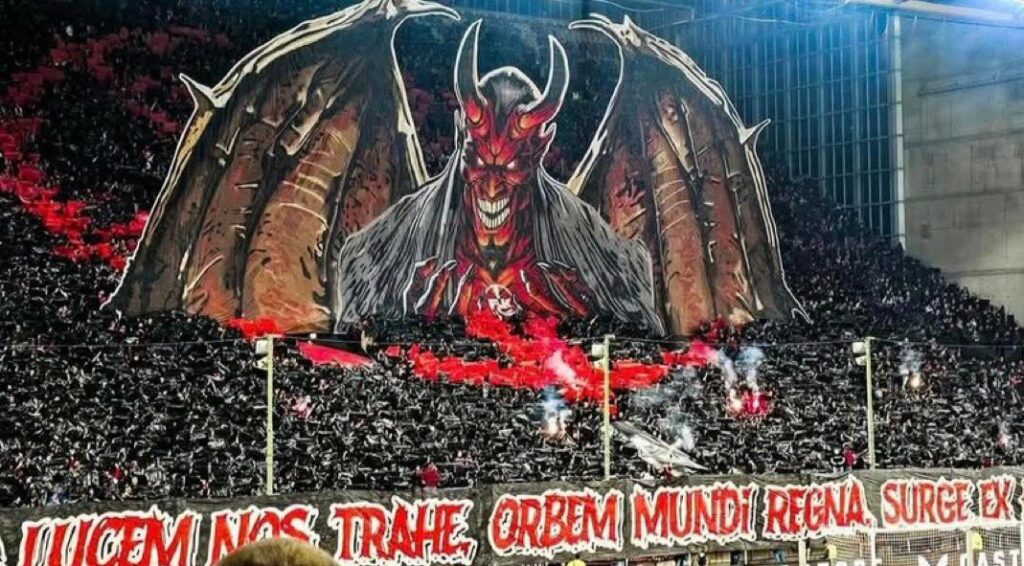 Torcida “Os Diabos Vermelhos” encena ritual satânico