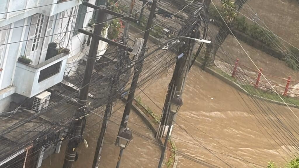 Chuvas intensas no Rio alagam o centro Petrópolis