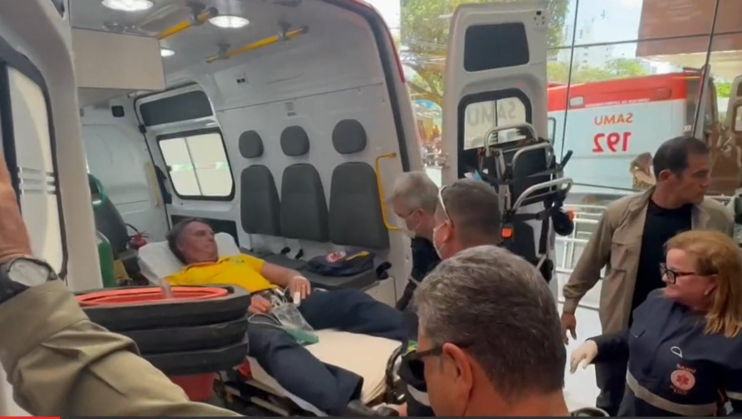 Ministro da Saúde usa foto de Bolsonaro em ambulância para exaltar Samu