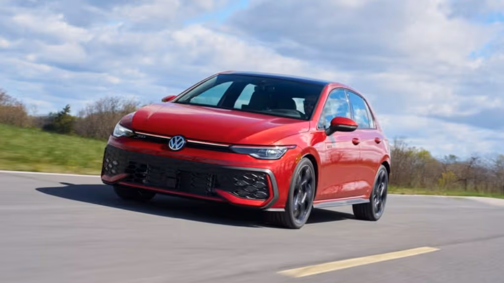 Desempenho brutal e tecnologia premium, este hatch não brinca em serviço