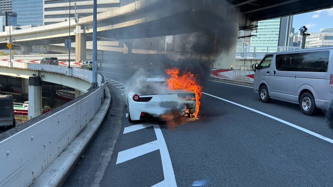 Japonês compra Ferrari que é destruída por incêndio 1h depois