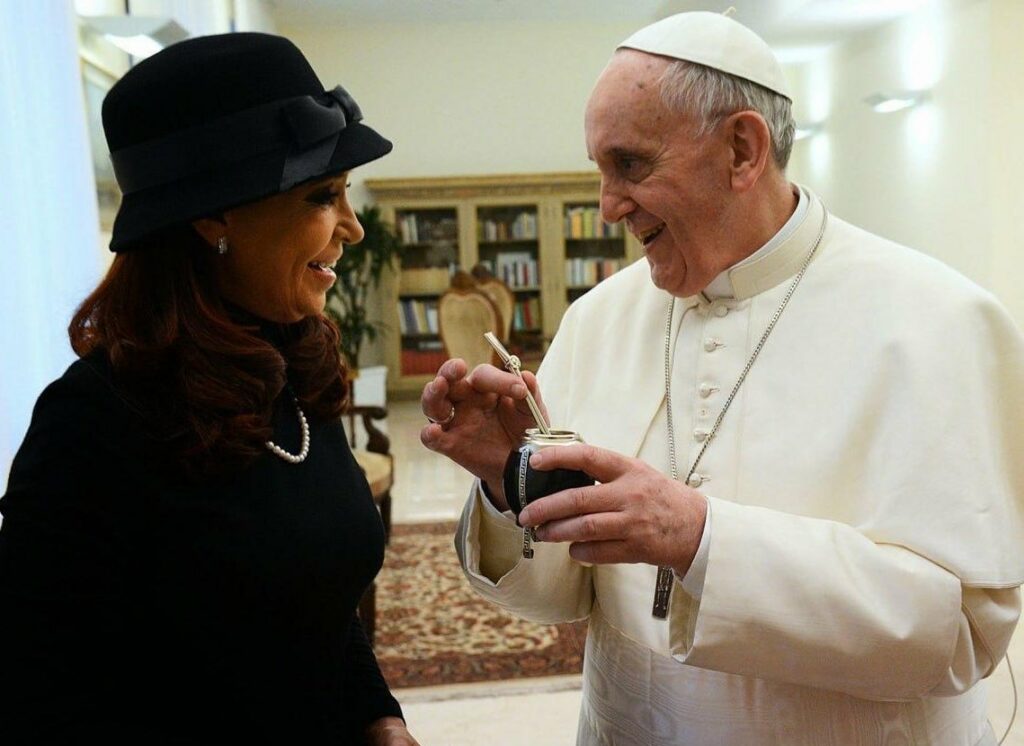 Crusoé: “Rosto de uma Igreja mais humana”, diz Cristina sobre papa Francisco