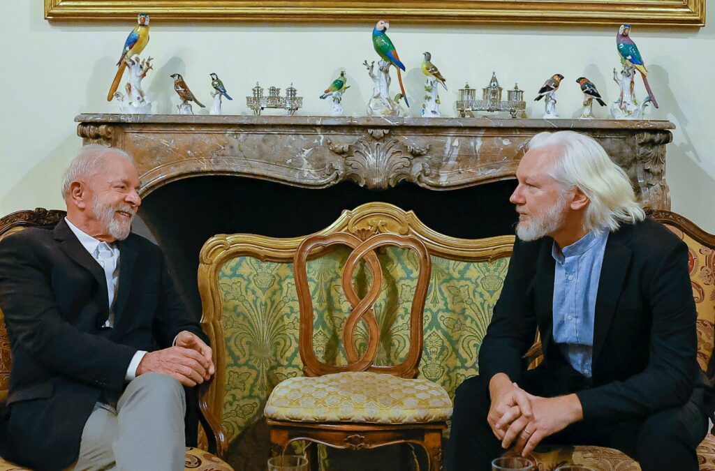 Lula com Assange após enterro de Francisco