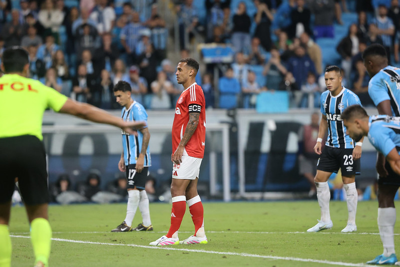 Grêmio e Internacional empatam em jogo com polêmica de arbitragem