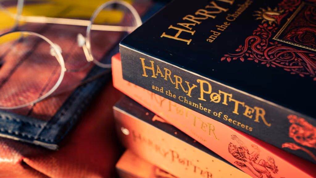 Harry Potter anuncia novo livro e fãs explodem pré-venda