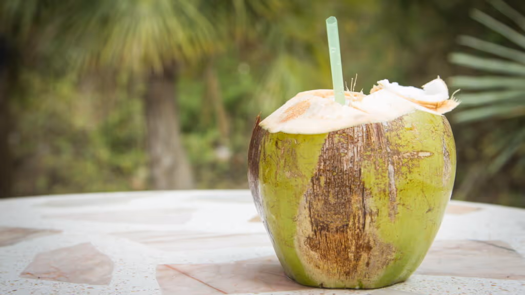 Homem morre após beber água de coco estragada