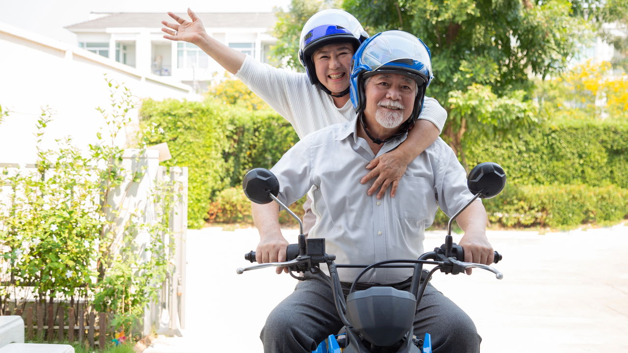 Será que é seguro pilotar uma motocicleta depois dos 60 anos?