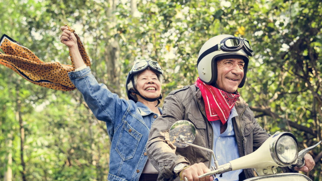 Será que é seguro pilotar uma moto depois dos 60 anos? Entenda os cuidados