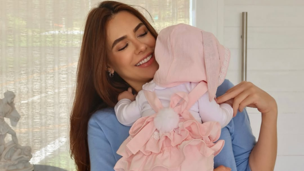 Jade Magalhães mostra filha vestida para a páscoa