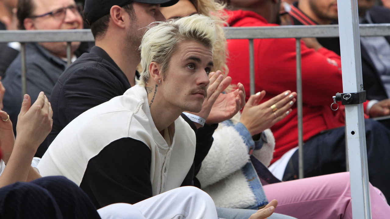 Justin Bieber surta e briga com fotógrafos