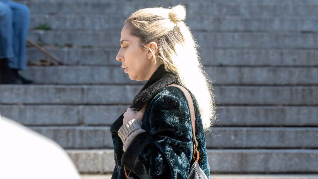 Lady Gaga joga a real após microfone falhar durante o Coachella 2025