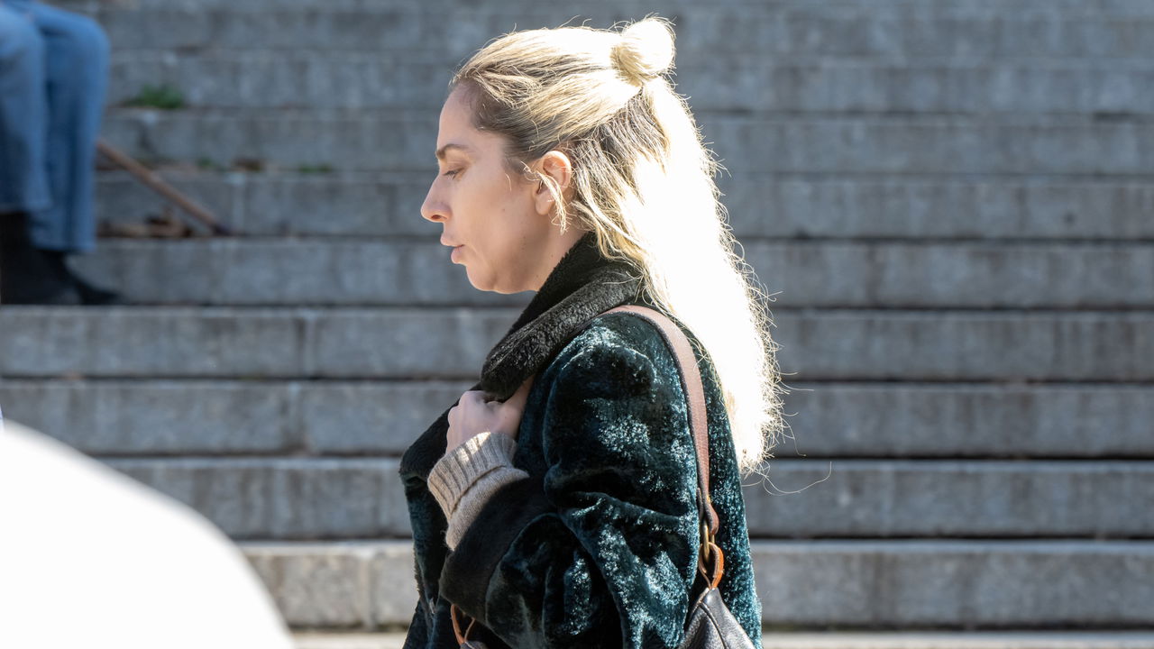 Lady Gaga joga a real após microfone falhar durante o Coachella 2025