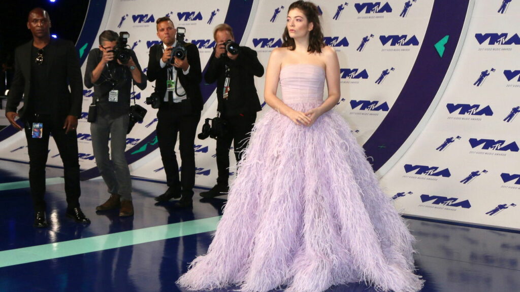 Lorde retorna à música após 4 anos fora dos holofotes