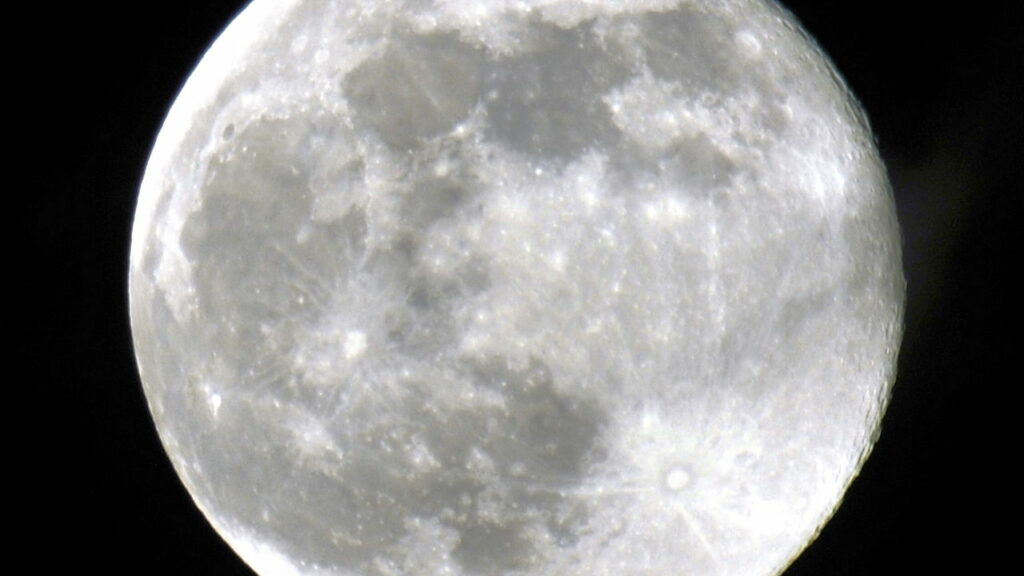 Lua pode ganhar super cratera com impacto do asteroide 2024 YR4