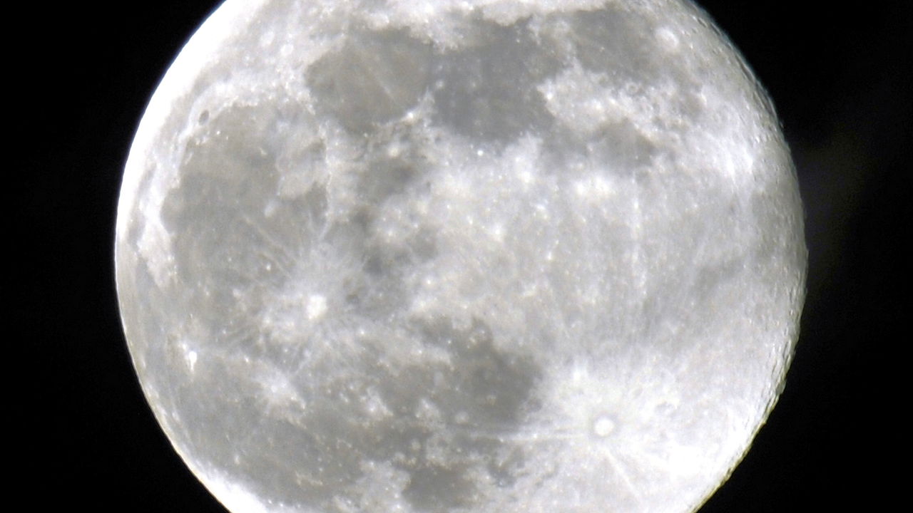 Lua pode ganhar super cratera com impacto do asteroide 2024 YR4