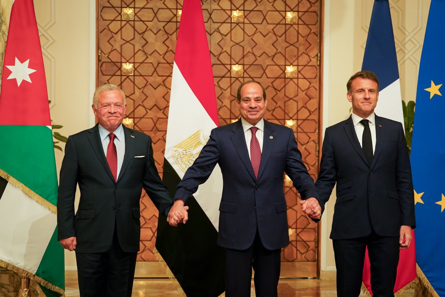 Macron apoia plano árabe de reconstrução da Faixa de Gaza