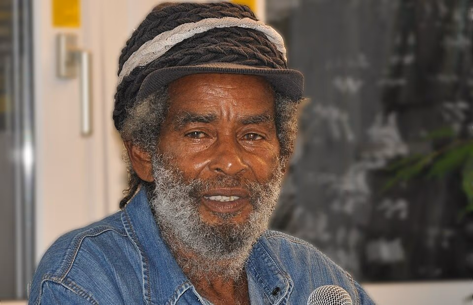 Morre aos 80 anos Max Romeo, ícone do reggae roots