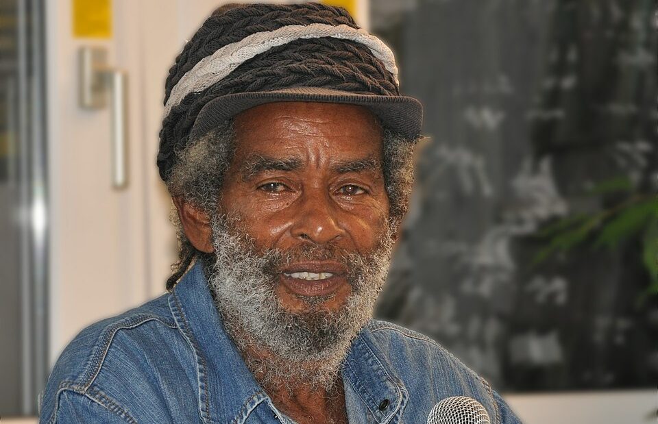 Morre aos 80 anos Max Romeo, ícone do reggae roots