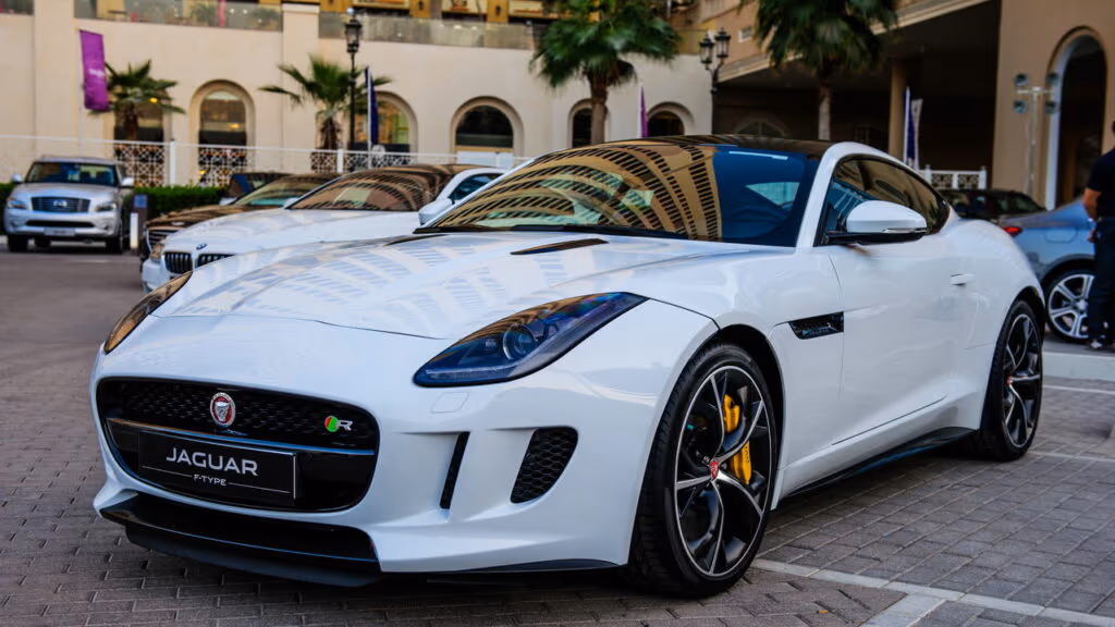 Motorista em Jaguar invade calçada e atropela duas pessoas, vídeo
