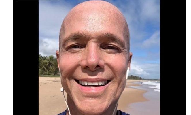 Netinho recebe alta e aproveita para passear na praia no feriado da Páscoa