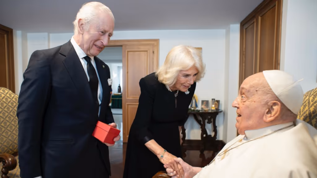 Rei Charles III lamenta morte de Papa Francisco